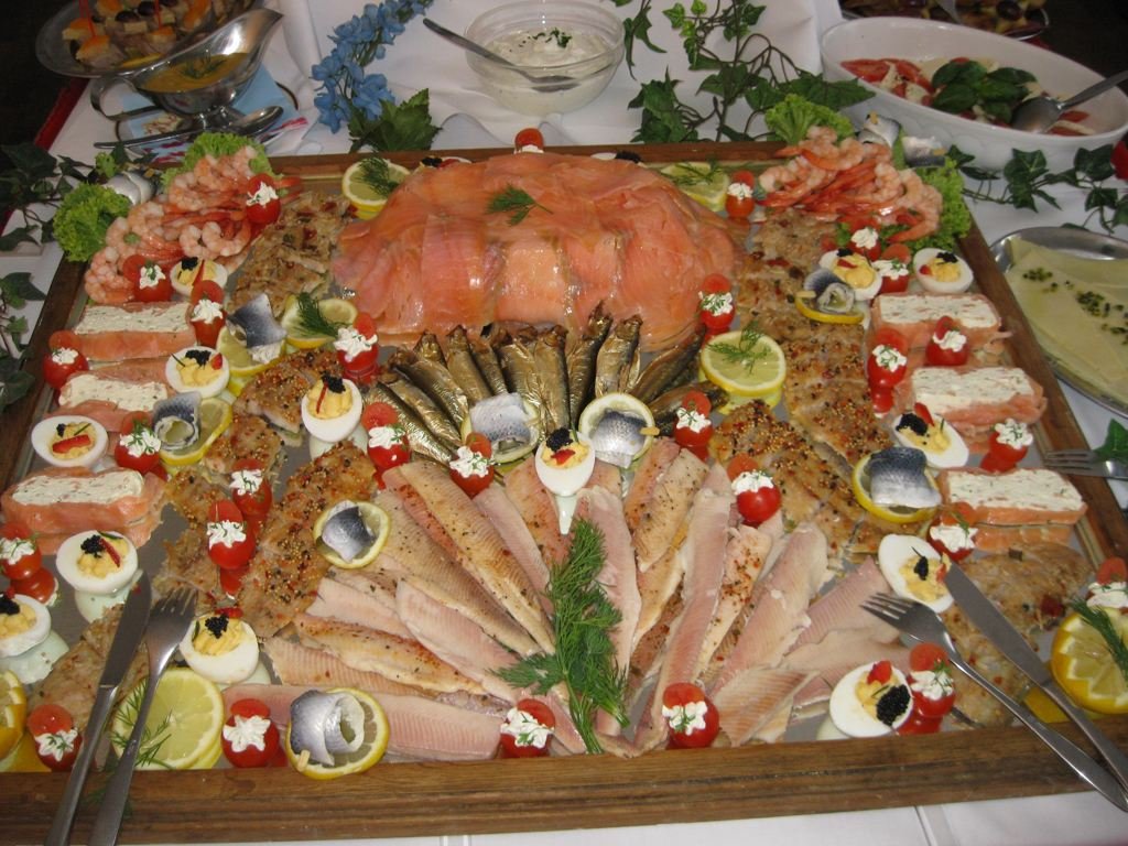 Angerichtete Fischplatte mit Lachs und gefüllten Eiern für ein Buffet