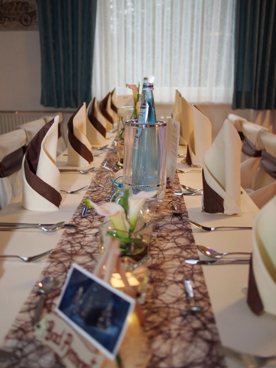 Festtafel mit gefalteten Servietten und Tischdekoration