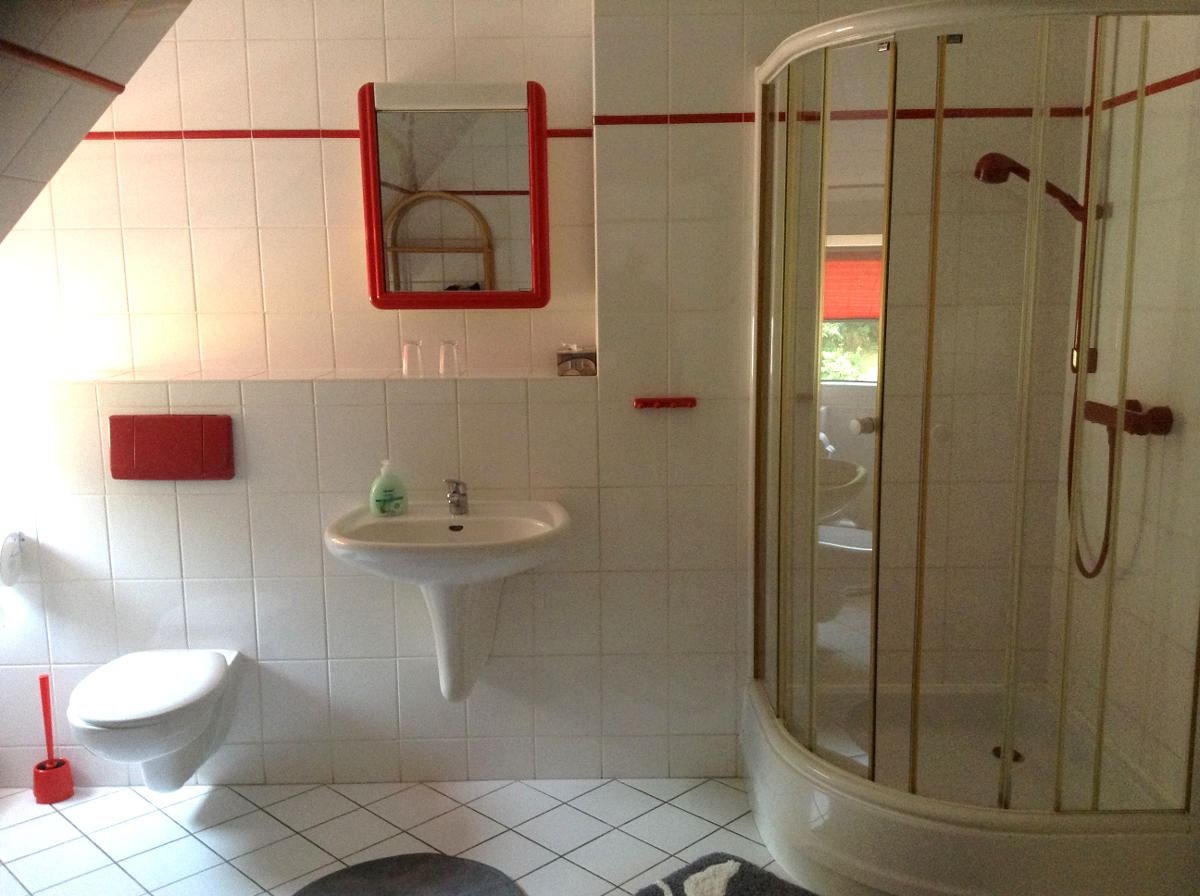 Badezimmer mit Dusche, Waschbecken und WC