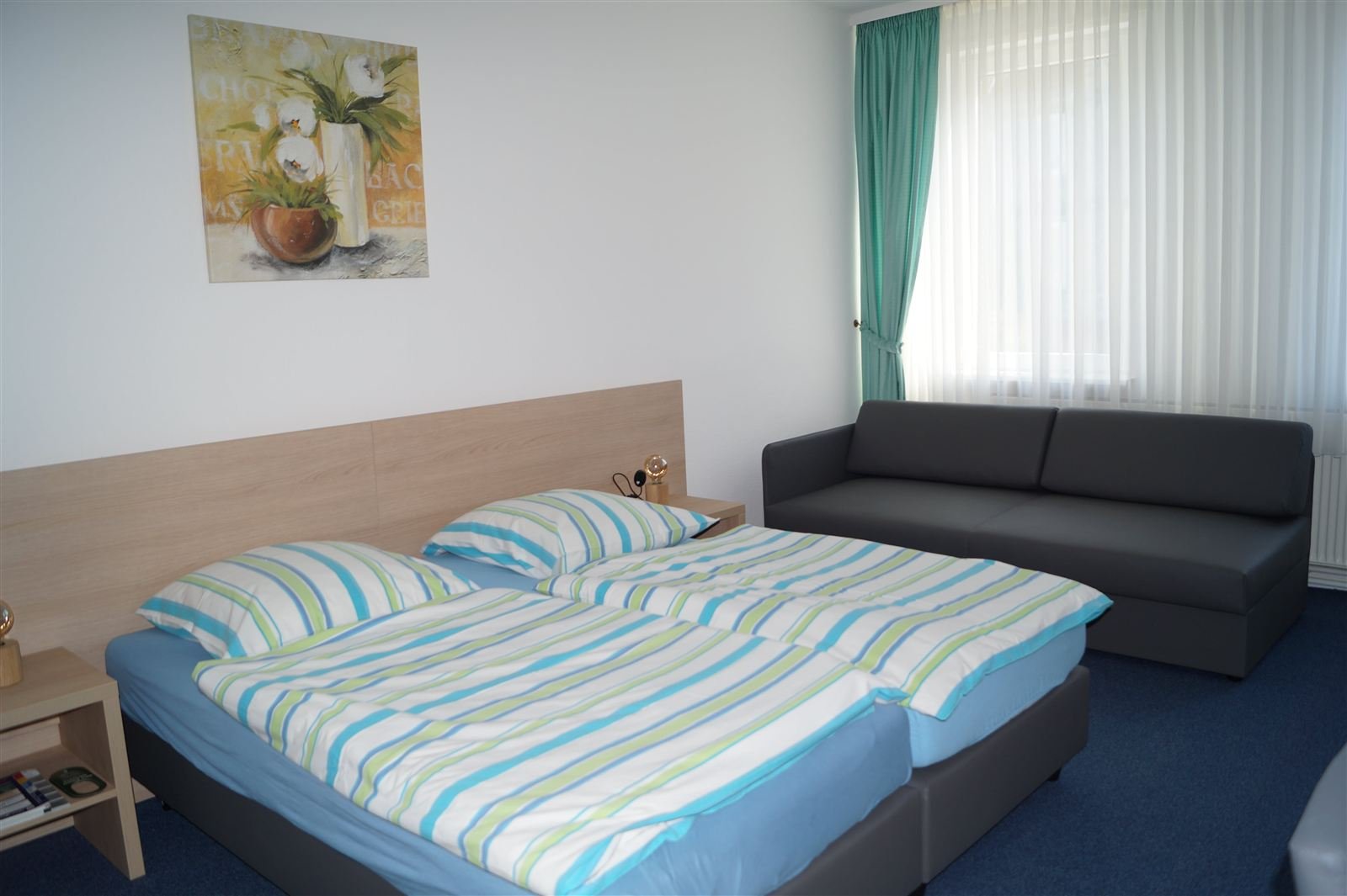 Doppelzimmer mit zwei Betten und Sofa im Hotel Zum braunen Hirsch